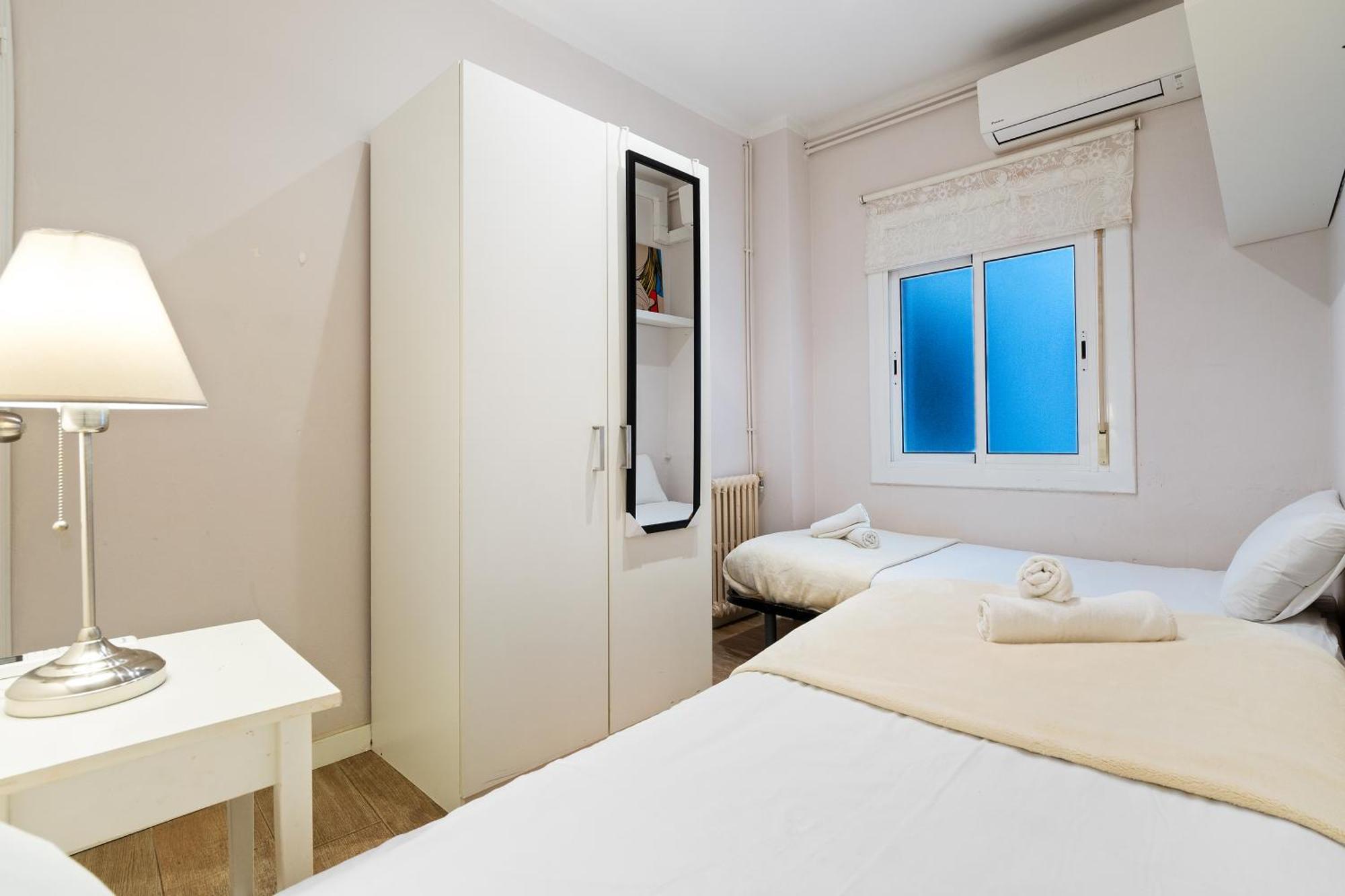 Eixample Ac, Sunlit Balcony & Prime Location Apartament *