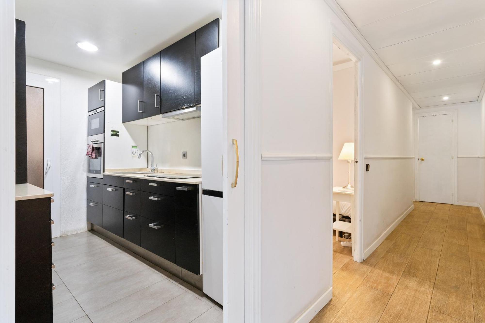 Eixample Ac, Sunlit Balcony & Prime Location Apartament