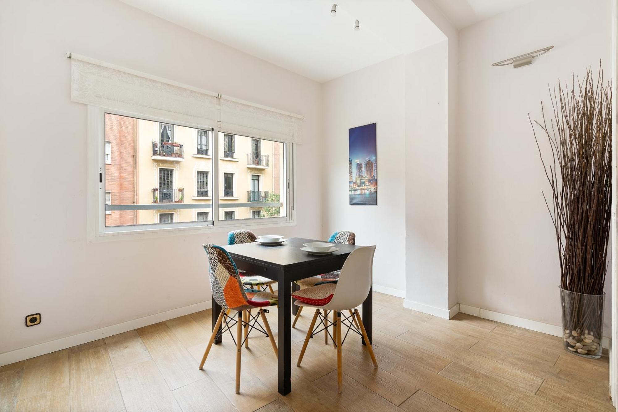Apartament Eixample Ac, Sunlit Balcony & Prime Location