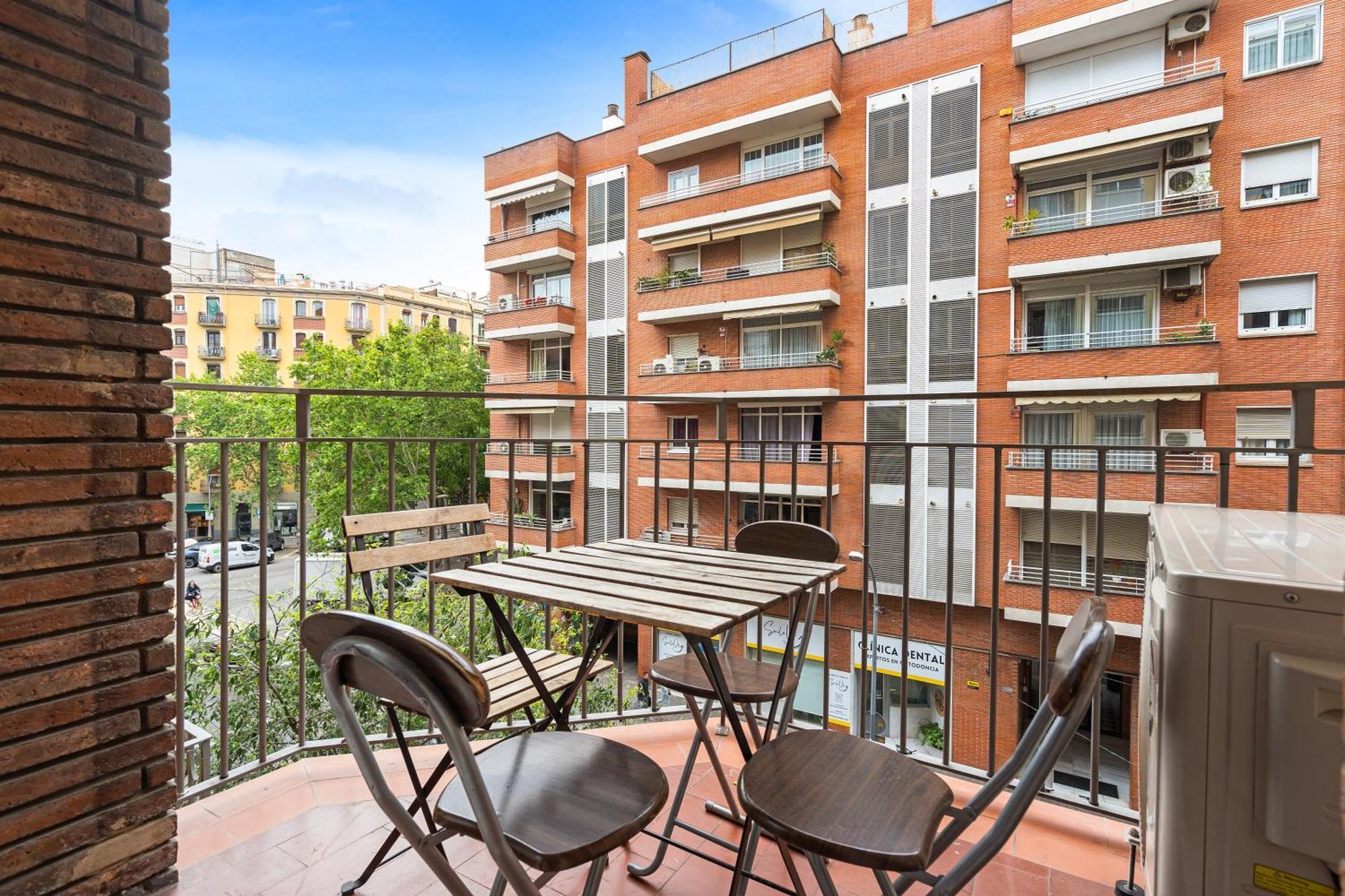 Apartament Eixample Ac, Sunlit Balcony & Prime Location